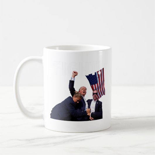 2024年のトランプ生き延び選手が選挙戦で撃たれた コーヒーマグカップ (左)