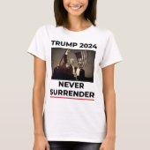 2024年のトランプ – 決して降伏 Tシャツ (正面)