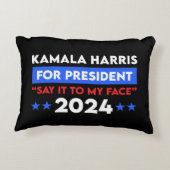 2024年の大統領のために私の顔カマラハリスにそれを言う アクセントクッション (裏面)