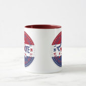 2024年の投票では赤、白、青の順に マグカップ (中央)