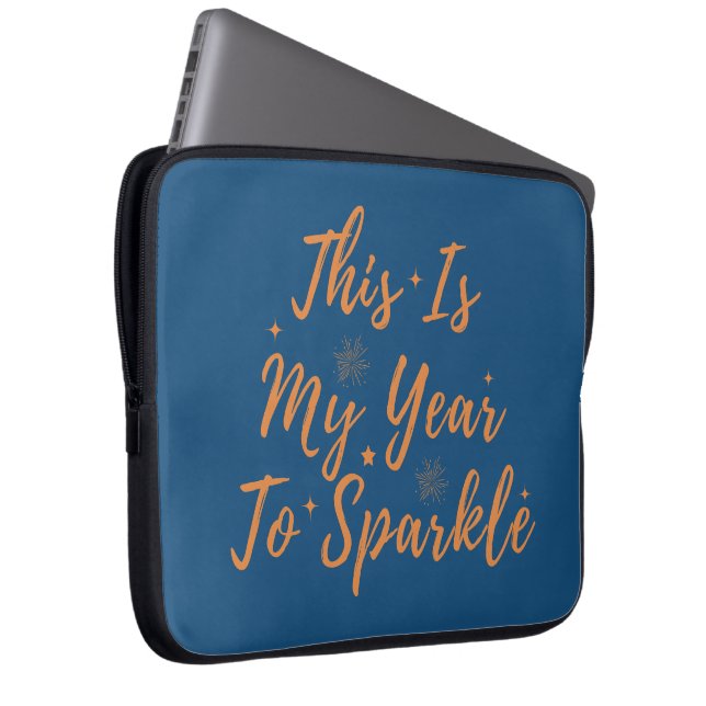 2024年の新年この年は輝く私の年だ ラップトップスリーブ (正面右)