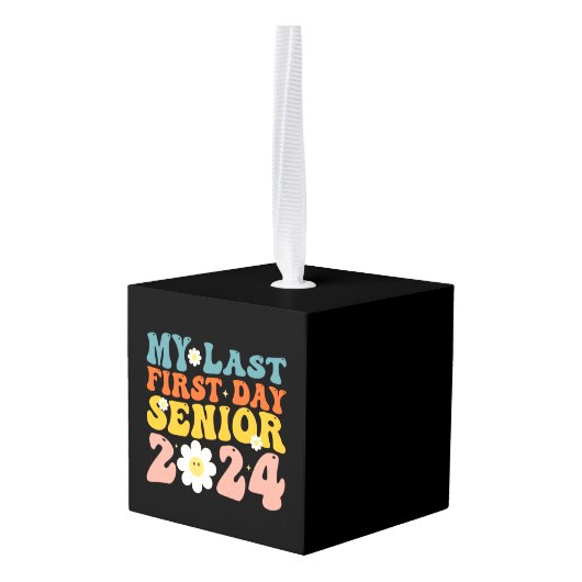 2024年の最後の初日のシニア・クラス キューブオーナメント (裏面アングル)