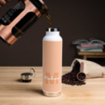 2024年の桃の色とカスタムモノグラム名 ウォーターボトル<br><div class="desc">トレンディー2024年の桃色モノグラム名。贈り物ユニークとパーソナライズされた贈り物をカスタムtouch!編集ツールを使用して、フォントと配色をスタイルに合わせて選択し、視覚的に魅力的な方法ですべてを配置。</div>