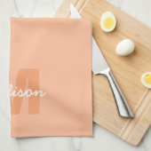 2024年の桃の色とカスタムモノグラム名 キッチンタオル (四つ折り)