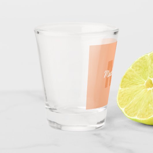 2024年の桃の色とカスタムモノグラム名 ショットグラス (左)