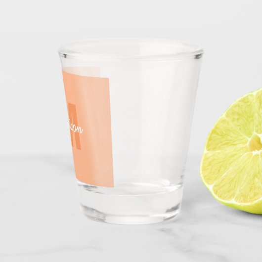 2024年の桃の色とカスタムモノグラム名 ショットグラス (右)
