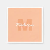 2024年の桃の色とカスタムモノグラム名 スタンダードカクテルナプキン (正面)
