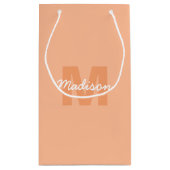 2024年の桃の色とカスタムモノグラム名 スモールペーパーバッグ (裏面)