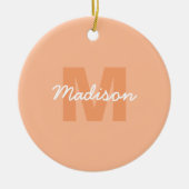 2024年の桃の色とカスタムモノグラム名 セラミックオーナメント (正面)