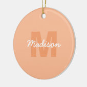 2024年の桃の色とカスタムモノグラム名 セラミックオーナメント (左)