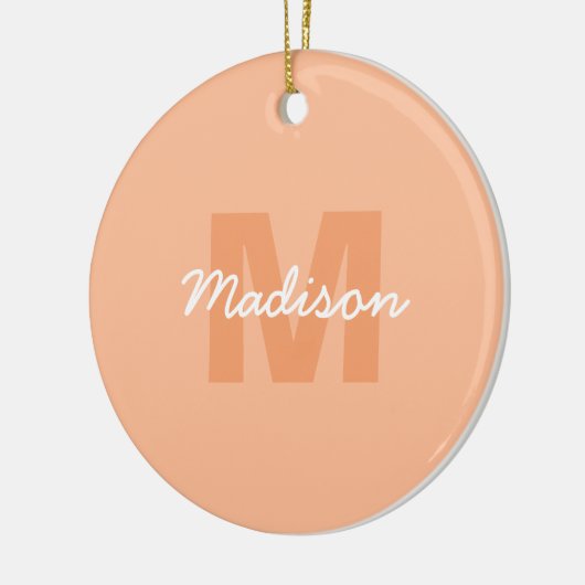 2024年の桃の色とカスタムモノグラム名 セラミックオーナメント (左)