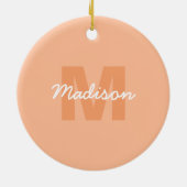 2024年の桃の色とカスタムモノグラム名 セラミックオーナメント (裏面)