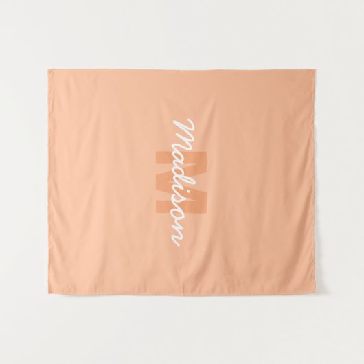 2024年の桃の色とカスタムモノグラム名 タペストリー (正面(横))