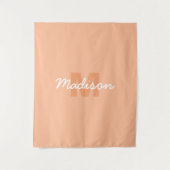 2024年の桃の色とカスタムモノグラム名 タペストリー (正面)
