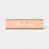 2024年の桃の色とカスタムモノグラム名 デスクネームプレート (正面)