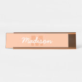 2024年の桃の色とカスタムモノグラム名 デスクネームプレート (正面)