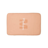 2024年の桃の色とカスタムモノグラム名 バスマット (正面)