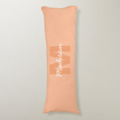 2024年の桃の色とカスタムモノグラム名 ボディピロー (正面縦)