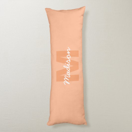 2024年の桃の色とカスタムモノグラム名 ボディピロー (裏面 (縦))