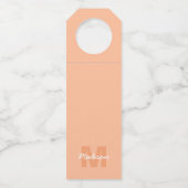 2024年の桃の色とカスタムモノグラム名 ボトルネックタグ (正面)