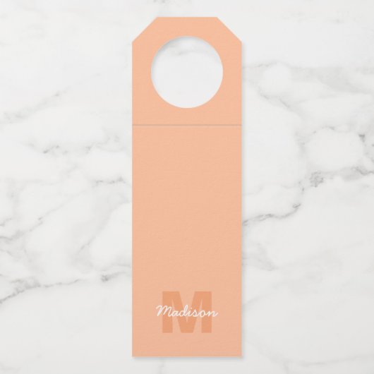 2024年の桃の色とカスタムモノグラム名 ボトルネックタグ (正面)