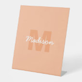 2024年の桃の色とカスタムモノグラム名 台座サイン (正面)