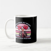 2024年の選挙のように私の心を掴んだ Funny Trump コーヒーマグカップ (左)