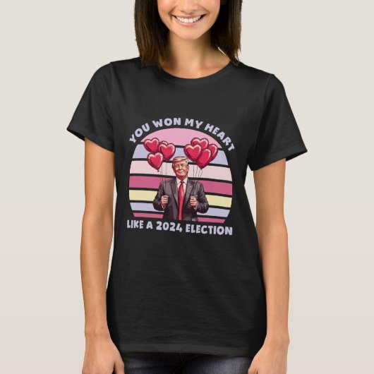 2024年の選挙のように私の心を掴んだ Funny Trump Tシャツ (正面)
