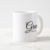 2024年のGradクラスの白黒カスタムスクリプト文字 ジャンボコーヒーマグカップ (正面右)