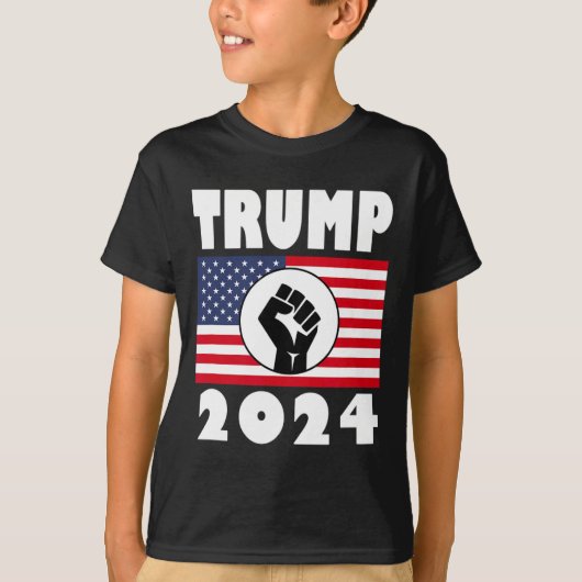 2024年アメリカ国旗の愛国者を掲げた最初のトランプ Tシャツ (正面)