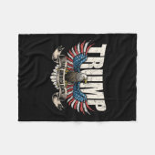 2024年アメリカ国旗を持ち帰る男性女性ドナルド・トランプ フリースブランケット (正面(横))