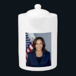 2024年カマラハリス大統領候補<br><div class="desc">大統領候補Kamala Harris US 2024アメリカ人を代表して、私はジョー感謝していバイデン氏が、州の社長としての彼の異常なリーダーシップと彼の何十年もの私たちの国への奉仕の統一されたために。彼の偉大な業績の遺産はアメリカの歴史の中でモダン類を見ないものであり、2つの任期を務めた多くの大統領の遺産を凌駕している。副大統領を務めることは大変光栄であり、また私はバイデン氏大統領とバイデン氏家族全員に深く感謝している。私は彼の来息子ボーを通して最初に大統領のバイデン氏を知った。私たちは私たちの日の友達だった一緒に弁護士の私たちの家の州の一般的な。一緒に働きながら、ボーは彼のパパについて話してくれた。父親の種類と男の種類は。そして父親の中で尊敬されている資質は、同じ資質であり、同じ価値観である。私は社長としてジョーのリーダーシップの中で日々見てきた。彼の正直さと誠実さ独身の。彼の大きなハートと彼の信仰と彼の家族へのコミットメント。そして彼の私たちの国とアメリカの人々への愛。バイデン氏大統領は、この身勝手で愛国心に満ちた行動を通して、彼が奉仕する生活の中で行なってきたことを、アメリカ国民と我が国を他の何よりも優先させることにしている。 – 私は大統領の支持を得ることができて光栄であり、私の意図はこの指名を獲得し、勝ち取ることだ。過去年の間、私は全国を旅し、この重大な選挙の選択について澄んアメリカ人と話している。そして私は今後も日と数週間で続ける。民主的なパーティーを一つにし、我が国を一つにし、ドナルド・トランプと彼の極端なプロジェクト2025のアジェンダを打ち負かすために、私の力の中ですべてを行う。ハリス選挙運動に使われたスローガンは「一緒に仕事を終わらせよう！」と新しいスローガンに掲げた。</div>