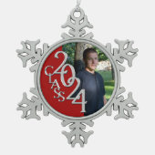 2024年クラスの赤い卒業写真 スノーフレークピューターオーナメント (正面)