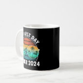 2024年サングラス少年の学校の最後の初日 コーヒーマグカップ (正面左)
