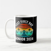 2024年サングラス少年の学校の最後の初日 コーヒーマグカップ (左)
