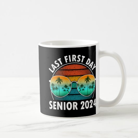 2024年サングラス少年の学校の最後の初日 コーヒーマグカップ (右)