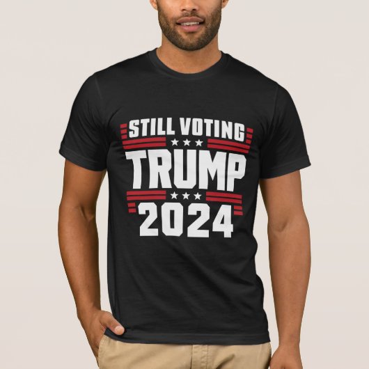 2024年トランプの愛国的なアメリカ国旗を未だ投票している Tシャツ (正面)