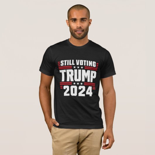 2024年トランプの愛国的なアメリカ国旗を未だ投票している Tシャツ (正面フル)