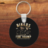2024年トランプバイクもしくは自転車に乗る人 キーホルダー (正面)