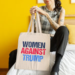 2024年トランプ選挙反対の女性 トートバッグ<br><div class="desc">2024年の大統領選挙でドナルド・トランプに対して投票するアメリカ人女性のためのトランプのトートバッグに対する女性。強いフェミニストのための赤と青の文字。</div>