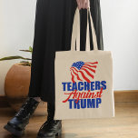 2024年トランプ選挙政治反対先生 トートバッグ<br><div class="desc">ドナルド・トランプに対する先生は、2024年の選挙のための赤、白、青のアメリカ国旗を特徴とするこのアンチトランプ先生トートバッグと団結する。</div>