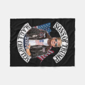 2024年トランプ・マガ章の フリースブランケット (正面(横))