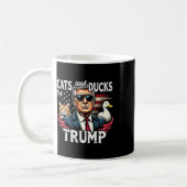 2024年トランプVance 20の猫とおもしろいアヒル コーヒーマグカップ (左)