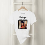 2024年パーソナライズされたの卒業写真の白組 Tシャツ<br><div class="desc">白モダン卒業式のtシャツデザインは黒に塗った卒業生の四角い写真を写しシンプル、クラシック名や学年、学名の表現も可能でパーソナライズされたす。シャツの色やスタイルは、学校やパーティーの色に合わせて変更できる。</div>