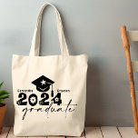 2024年パーソナライズされた卒業 トートバッグ<br><div class="desc">2024年引用文の大学院クラスは、花模様とハートをアクセントモダンにしたタッセル、地形と書道の台本を持つキャップを備えている。好きな名前で簡単にパーソナライズし、背面にモノグラム。特別素晴らし卒業生の贈り物アイディア。(学校の色： （黒）</div>