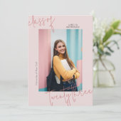 2024年モダン卒業ピンクミニマリストクラス 招待状 (スタンド正面)