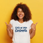 2024年モダン海軍卒業 Tシャツ<br><div class="desc">ネイビー祝ブラシ型の「2024年はっきりした卒のクラス」を備えたTシャツと、学校名など様々な文字をカスタマイズ可能なで卒業。学校のカラーシャツを選び、このシャツを誇らしげにロックしなさい。Lea Delaverisのデザイン大学院はっきりしたの卒業パーティーの装飾と供給のコレクションとコーディネート。</div>