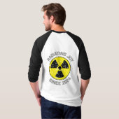 2024年以来の喜びを放つ放射シンボルグランジ Tシャツ (裏面フル)