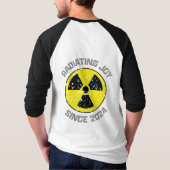 2024年以来の喜びを放つ放射シンボルグランジ Tシャツ (裏面)