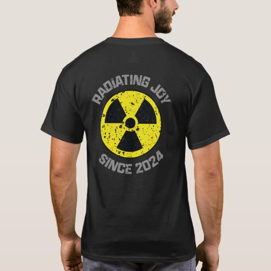 2024年以来の喜びを放つ放射シンボルグランジ Tシャツ (裏面)